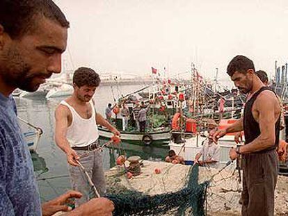 Pescadores en el viejo puerto de Tánger.