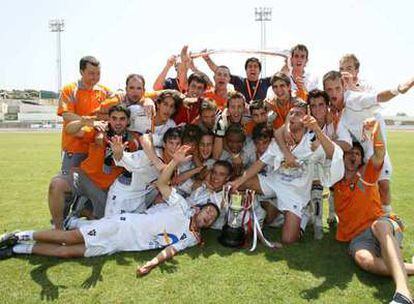 Los juveniles del Albacete celebran la Copa del Rey ganada el pasado domingo en Málaga.