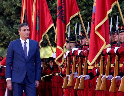 Pedro Sánchez pasaba revista el lunes a las tropas que le rendían honores durante su visita oficial a Tirana.
