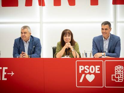 Pedro Sánchez, junto a la presidenta del PSOE, Cristina Narbona, y su secretario de Organización, Santos Cerdán, este miércoles en la reunión de la ejecutiva federal del partido, en una imagen distribuida por el PSOE