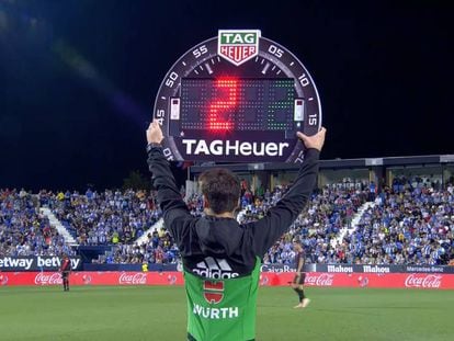 El tablero marca el tiempo añadido en un partido de Liga.