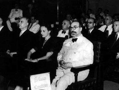 María Zambrano y Fernando de los Ríos, en la inauguración de la 'Reunión de profesores españoles en el exilio'. Aula magna de la Universidad de La Habana, 1943.