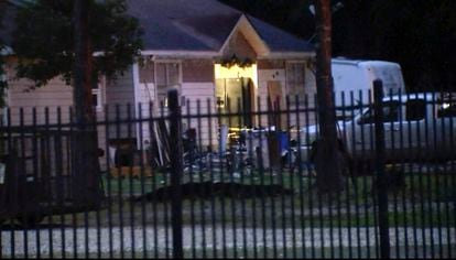 Imagen de la televisión local KTRK de la vivienda de Cleveland (Texas) donde se produjo el tiroteo.