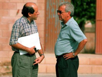 Manuel Llorente, a la izquierda, departe con quien era su jefe, Paco Roig, cuando este era el presidente del Valencia.