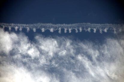 Una nube homogenitus, generada a partir de la estela de un avión.