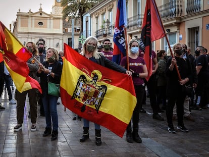 Un momento de la marcha convocada por el partido de extrema derecha España 2000 en el barrio de Benimaclet de Valencia.