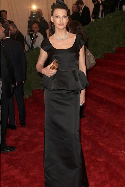 Linda acudió con un sobrio diseño de Prada, compuesto por un top peplum y falda larga, a la pasada gala del MET.