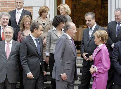 El Rey, en las puertas del palacio de la Zarzuela, rodeado de los miembros del Gobierno antes de la reunión del Consejo
de Ministros, el primero que preside don Juan Carlos desde la investidura de Zapatero.