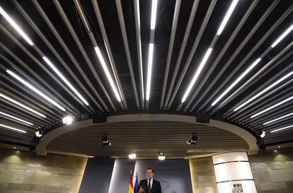 Mariano Rajoy, durant la seva conferència de premsa a la Moncloa després de l'audiència amb el Rei.