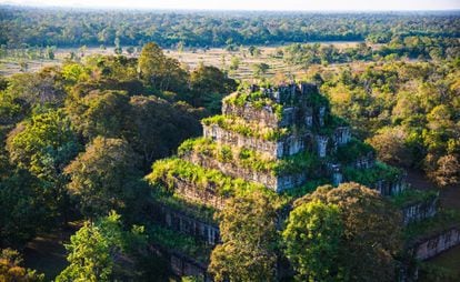 Vista aérea de la pirámide de Prasat Thom, en el complejo arqueológico de Koh Ker (Camboya).