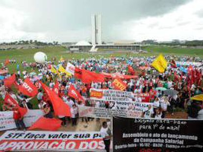 La principal reivindicación de los sindicatos es la reducción de la jornada laboral de las actuales 44 horas semanales a 40 sin que se produzca una reducción del salario. EFE/Archivo