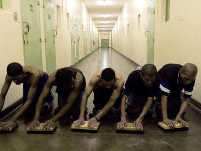 Presos en la cárcel de Pollsmoor, Ciudad del Cabo, Sudáfrica.