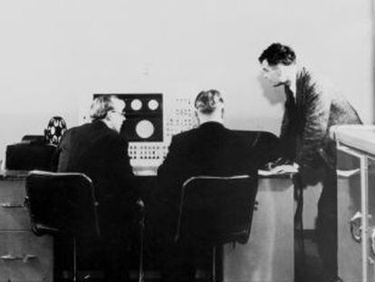 Brian Pollard, Keirh Lonsdale y Alan Turing (de izquierda a derecha), en la consola de la computadora Ferranti Mark 1, en la Universidad de Manchester.