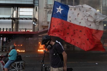 Un joven chileno sostiene una bandera del país, durante una protesta en diciembre de 2020.