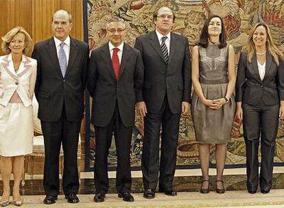 Los nuevos ministros posan tras prometer su cargo ante los Reyes, en un acto celebrado esta tarde en el Palacio de la Zarzuela.