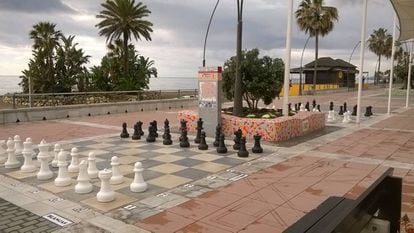 Dos de los seis tableros gigantes instalados en el Paseo Martítimo de Estepona (Málaga)