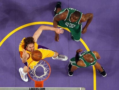 Gasol junto a Ray Allen y Kendrick Perkins, en el tercer partido de las Finales de la NBA entre los Lakers y los Boston Celtics, en junio de 2008. El español llegó a la final en su primer año con el equipo de Los Ángeles, pero perdieron la serie 4-2. 