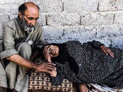 Dos heridos descansan en Raqqa.