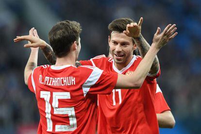 Los jugadores de Rusia, Aleksey Miranchuk y Fedor Smolov, celebran el segundo gol para su equipo.