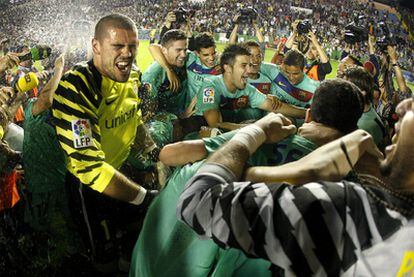 Los jugadores del Barcelona celebran el título de Liga en el Ciutat de Valencia.