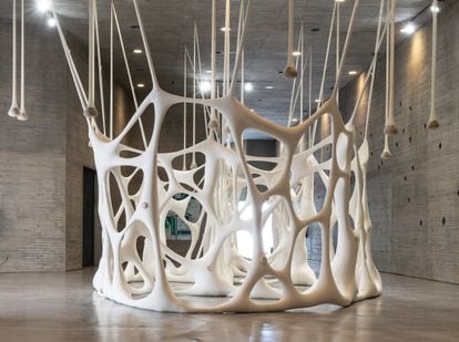 Instalación de Ernesto Neto en la exposición 'Futuros abundantes' del Centro de Creación Contemporánea de Andalucía en Córdoba.