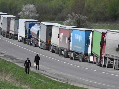 Cola de camiones en el cruce fronterizo de  Rava-Ruska entre Ucrania y Polonia, este 18 de abril.