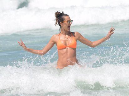 La modelo Alessandra Ambrosio, en una playa de Río.