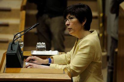 La consejera de Seguridad, Estefanía Beltrán de Heredia, en la tribuna del Parlamento durante el pleno de hoy.