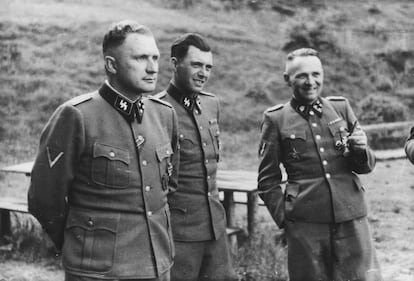 Josef Mengele (en el centro), el médico de Auschwitz, en 1944, entre Richard Baer, comandante del campo (izquierda), y Rudolf Höss.