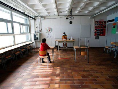 Un alumne i la seva professora, en una escola de Sitges. 