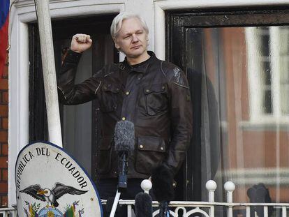 Assange se dirige a los medios en el balc&oacute;n de la embajada ecuatoriana en Londres, hoy.