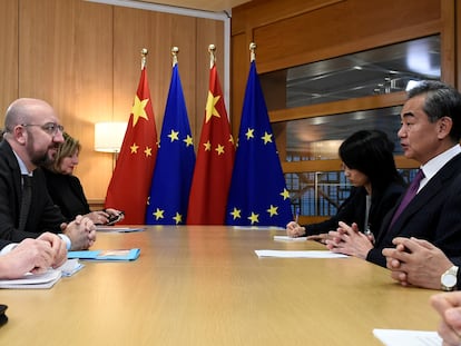 El presidente del Consejo Europeo, Charles Michel, y el ministro de Exteriores chino, Wang Yi, en Bruselas en 2019.