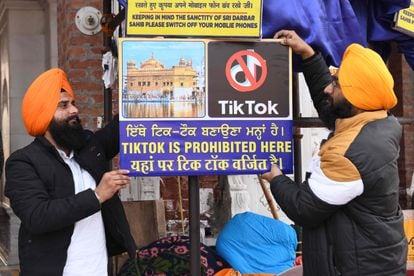 Voluntarios sij del Templo Dorado de Amritsar, en India, cuelgan en febrero un cartel en el que se lee "TikTok prohibido aquí"