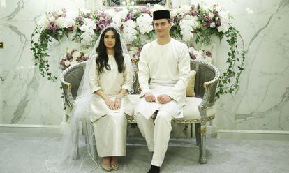 La princesa Tunku Tun Aminah Maimunah Iskandariah Sultan Ibrahim posa junto al holand&eacute;s Dennis Muhammad Abdullah durante su boda celebrada en Johor Baru (Malasia) este lunes.