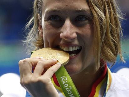 Mireia Belmonte con la medalla de oro.