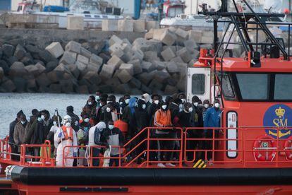 Migrantes rescatados por Salvamento Marítimo al sur de Fuerteventura durante su traslado al puerto de Gran Tarajal, el 23 de mayo.
