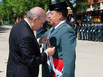 El entonces ministro del Interior, Jorge Fernández Díaz, impone en mayo de 2014 una medalla al teniente general Pedro Vázquez Jarava, principal imputado en el 'caso Cuarteles' de corrupción.