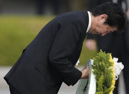 El primer ministro japonés, Shinzo Abe, hace una reverencia durante la ceremonia de la paz en el Parque Memorial de la Paz de Hiroshima (Japón).