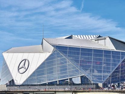 Mercedes-Benz Stadium de los Atlanta Falcons (a la derecha) está considerado uno de los más avanzados del mundo.