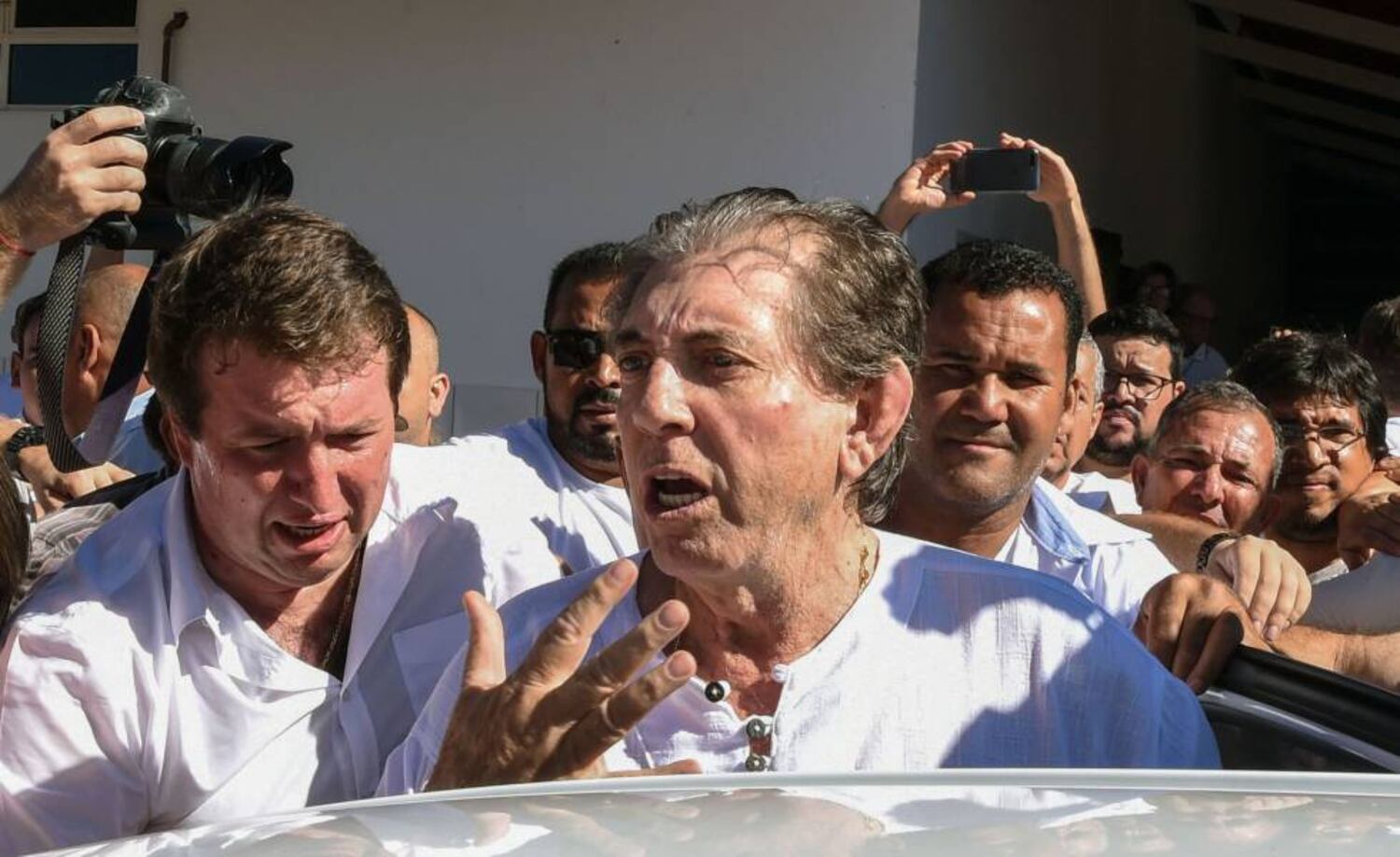 João de Deus, escoltado por cientos de seguidores en la entrada de su casa en Dom Inacio de Loyola, en Abadiânia, en diciembre de 2018