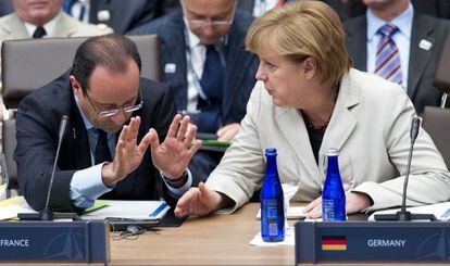 El presidente franc&eacute;s, Fran&ccedil;ois Hollande, habla con la canciller alemana, Angela Merkel, en durante la cumbre de la OTAN celebrada en Chicago en 2012.