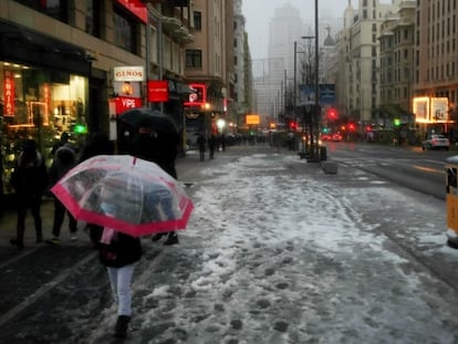 Aspecto que presentaba la Gran Vía madrileña este viernes durante la nevada causada por la borrasca Filomena.