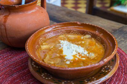 También desde América Latina nos llega un plato caldoso cuyo protagonista es el tomate: es la sopa tarasca originaria del <a href="https://elviajero.elpais.com/elviajero/2016/12/16/actualidad/1481909511_903266.html" target="_blank">Estado de Michoacán, en México</a>. La receta combina creativamente el tomate con chile ancho, ajo, cebolla, queso, aguacate y tortillas de maíz tostadas en tiritas. Se acompaña con una salsa a base de frijoles negros y se puede probar en toda la región, especialmente en la pintoresca ciudad de Pátzcuaro, donde la crearon en 1966 los dueños de <a href="https://hosteriasanfelipe.com/" target="_blank">la Hostería San Felipe</a> con motivo de la inauguración de su restaurante.