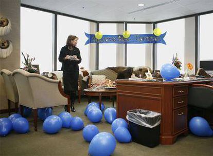 La gobernadora Palin contempla los globos y el cartel de bienvenida que le esperaban a su llegada al despacho de Anchorage (Alaska).