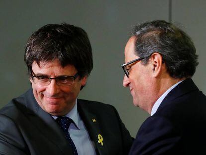 Carles Puigdemont y Quim Torra se saludan en su última reunión.