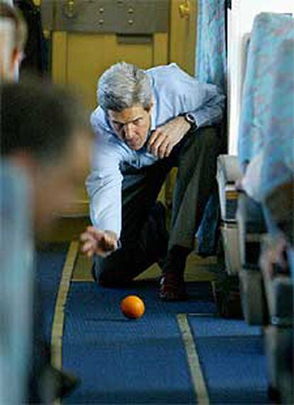 John Kerry juega a los bolos en el pasillo del avión privado que le ha trasladado de Virginia a Florida.