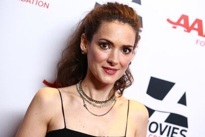 Winona Ryder en S Moda: "Me gusta hacerme mayor. Rechazo la idea de que envejecer sea algo que tienes combatir. […] En EEUU hay una gran presión por resistirse a ello, como si se pudiera evitar envejecer. Me parece una locura, no es lo que acostumbramos a hacer los humanos. Por eso me interesa la cultura de los indios americanos, en la que, cuanto mayor te haces, más respetado eres socialmente".