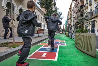 Señales y zona de juegos para marcar un camino escolar seguro en Valencia. 

