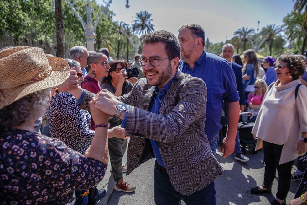 El presidente de la Generalitat de Cataluña, Pere Aragonès, y el presidente de ERC, Oriol Junqueras, saludan a los asistentes a su llegada a la celebración de un acto de ERC, este sábado en Barcelona.