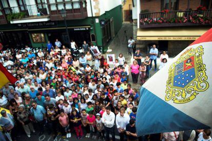 Concentración en la localidad cántabra de Puente San Miguel por la muerte de la golfista Celia Barquín.